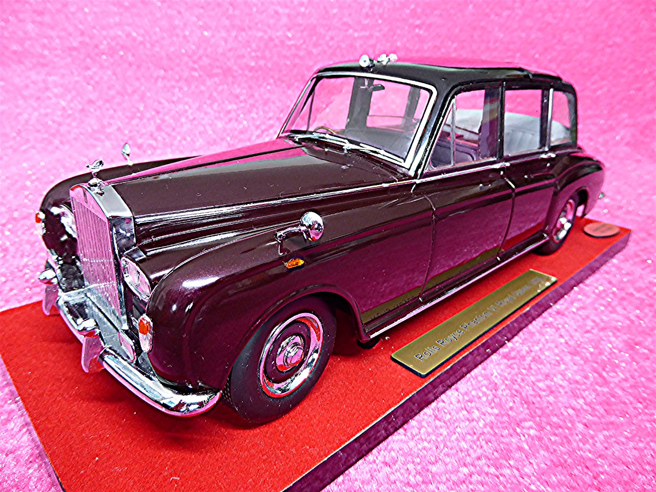 1:18 Rolls Royce Phantom VI Limousine Royal Queen lilabraun-schwarz 1968