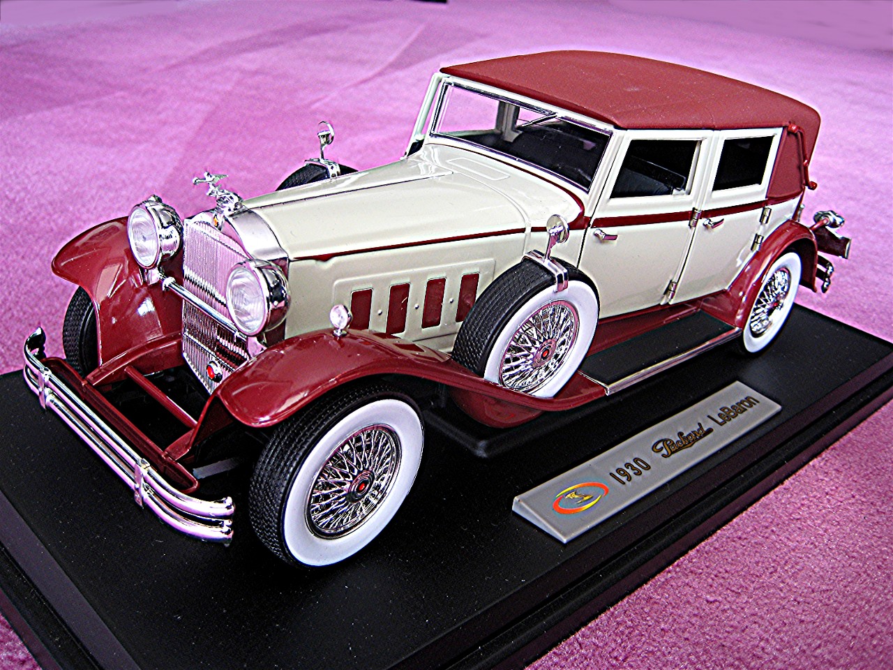 1:18 Packard Le Baron creme-rot 1930