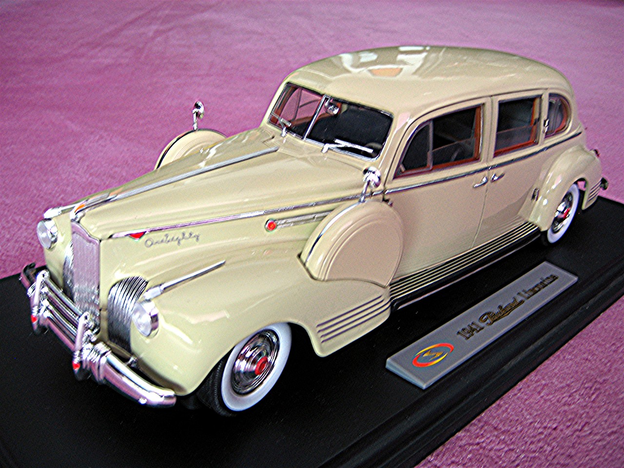 1:18 Packard Limousine creme 1941