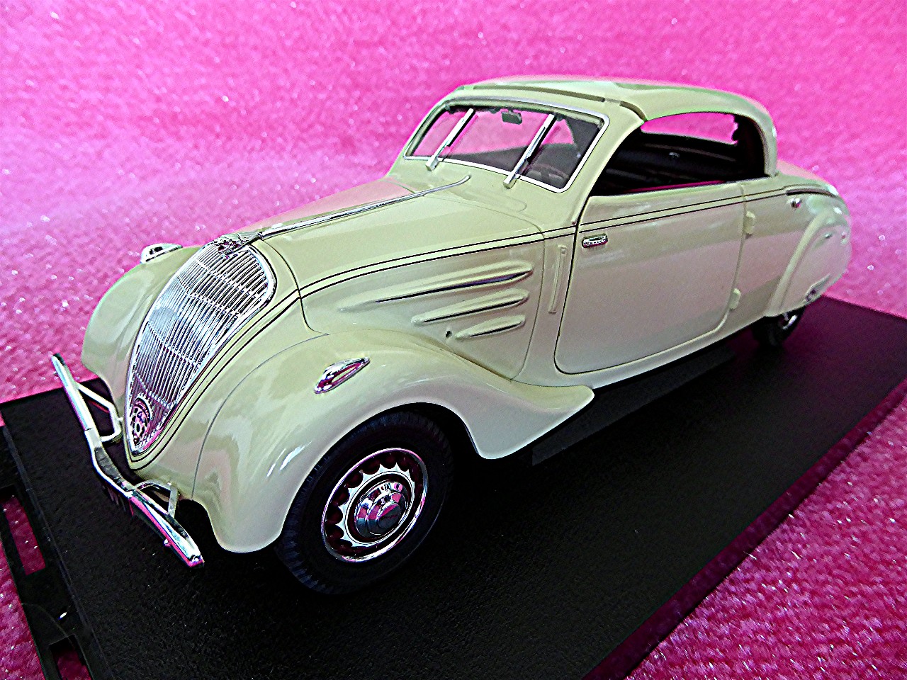 1:18 Peugeot Eclipse 402 Coupe beige 1937