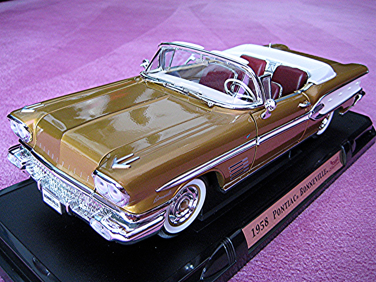 1:18 Pontiac Bonneville gold 1958