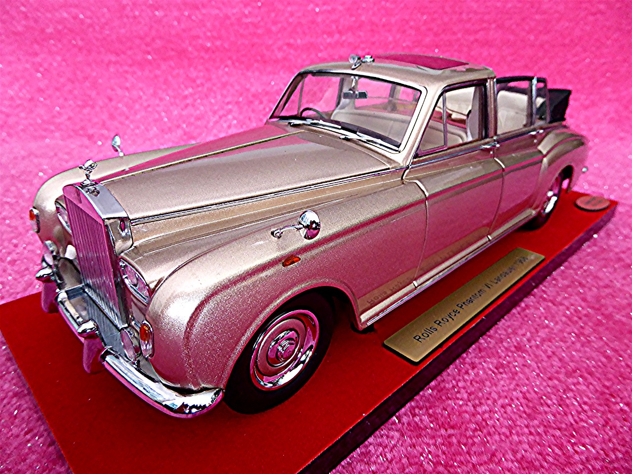 1:18 Rolls Royce Phantom VI Landaulet gold 1968